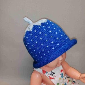 Baby babymuts aardbei blauw gebreid handgemaakt