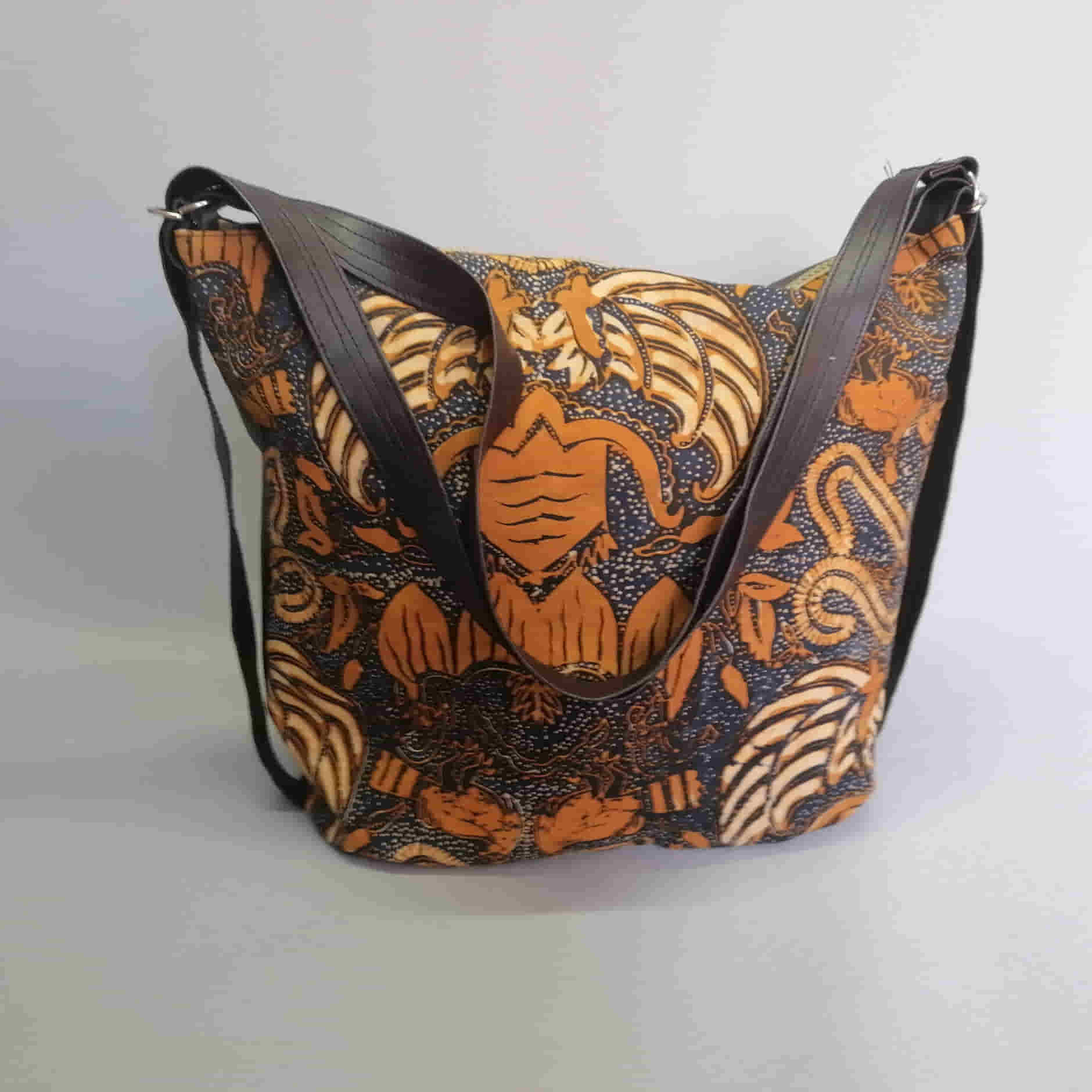 Schoudertas rugzak kunstleer bruin batik Metsie